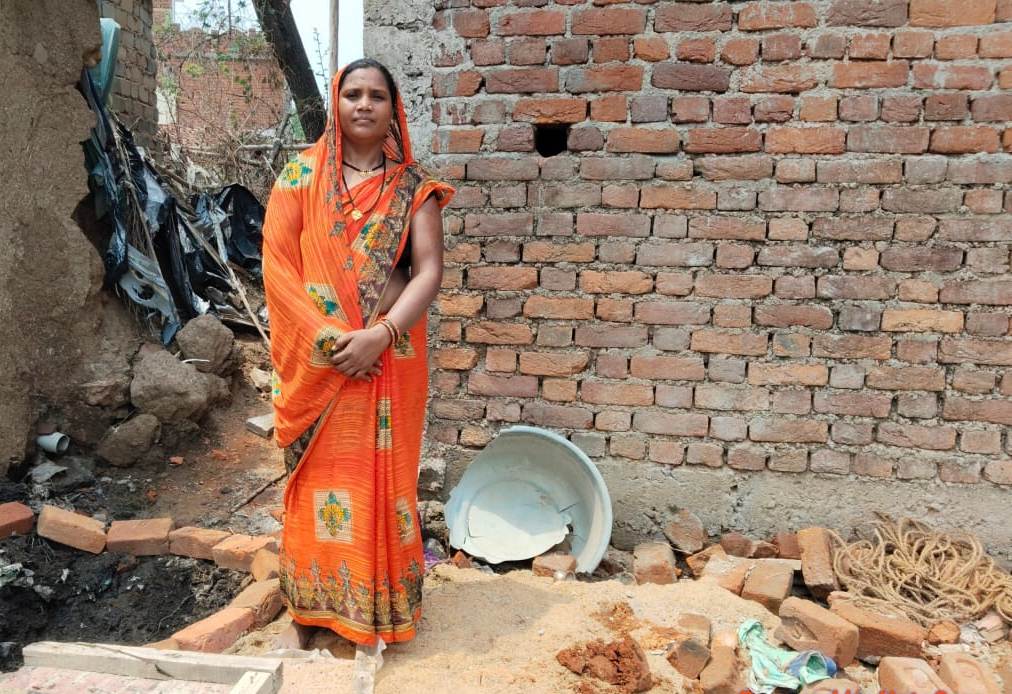 मकानों में सोखता गड्ढा तैयार कर हितग्राही वर्षा जल बचाने में सहयोग कर रहे हैं मकानों में सोखता गड्ढा तैयार कर हितग्राही वर्षा जल बचाने में सहयोग कर रहे हैं