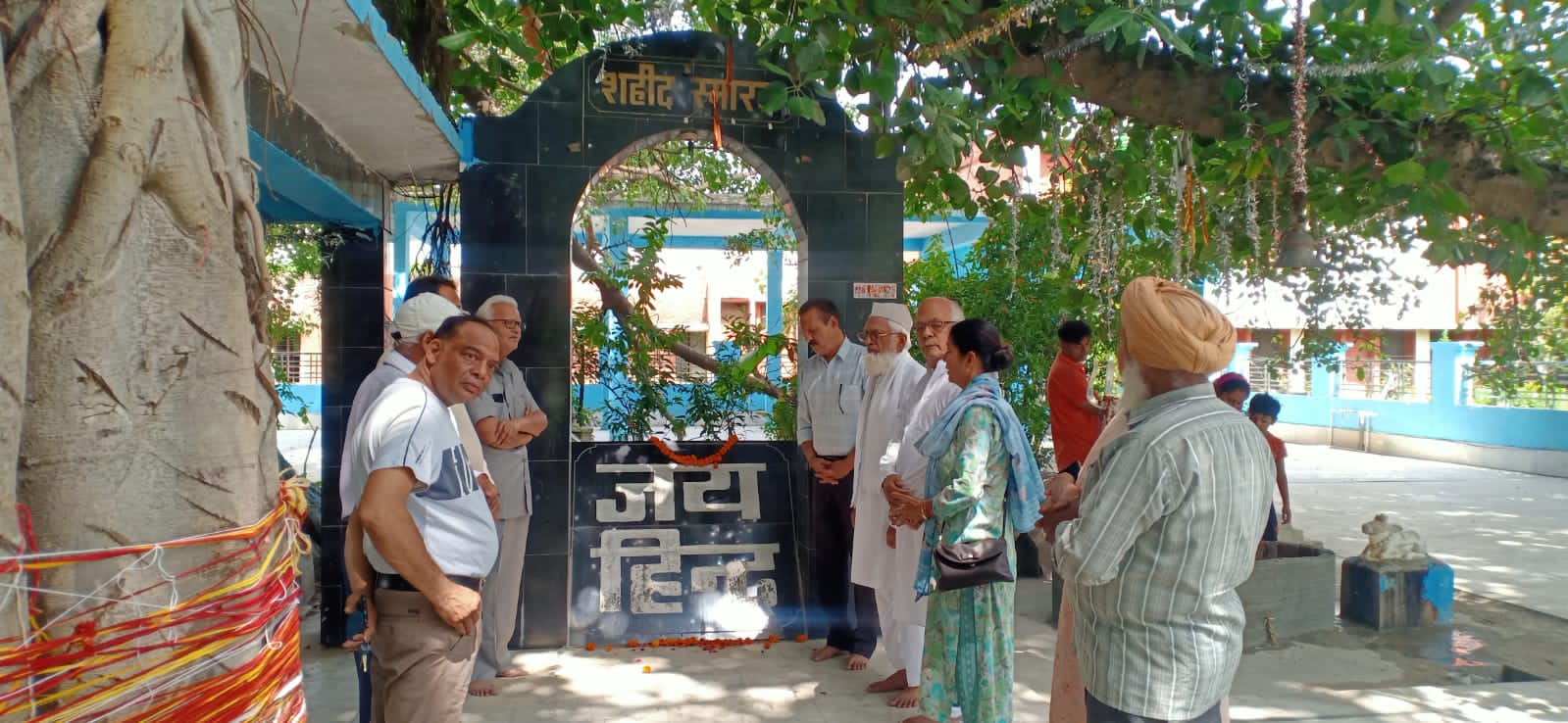 शहीदों को नमन करते हुए शहीदों को नमन करते हुए