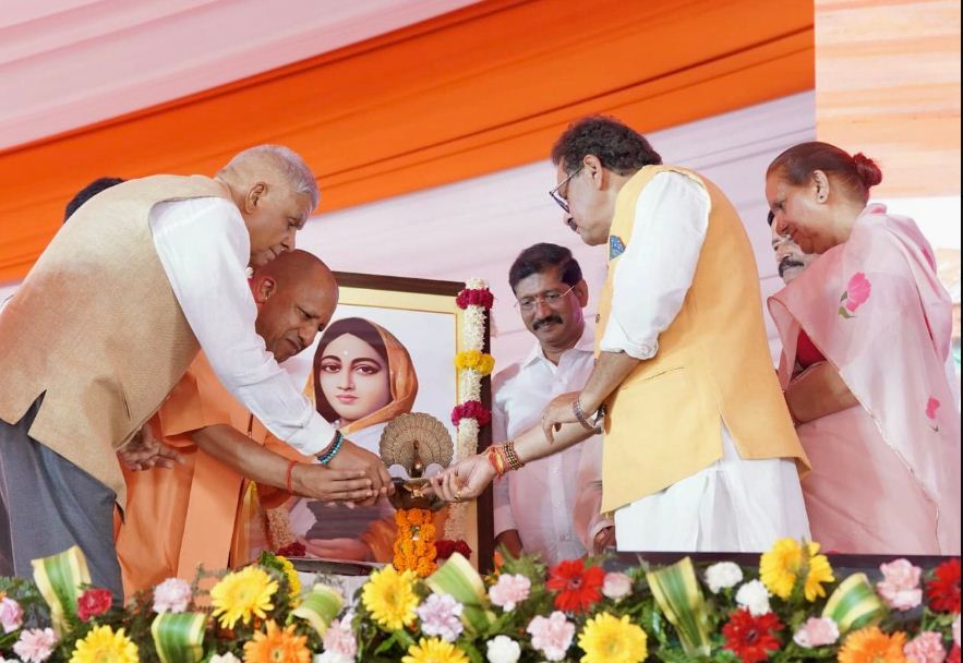 अहिल्याबाई के चित्र पर पुष्पांजलि करते उप राष्ट्रपति अहिल्याबाई के चित्र पर पुष्पांजलि करते उप राष्ट्रपति