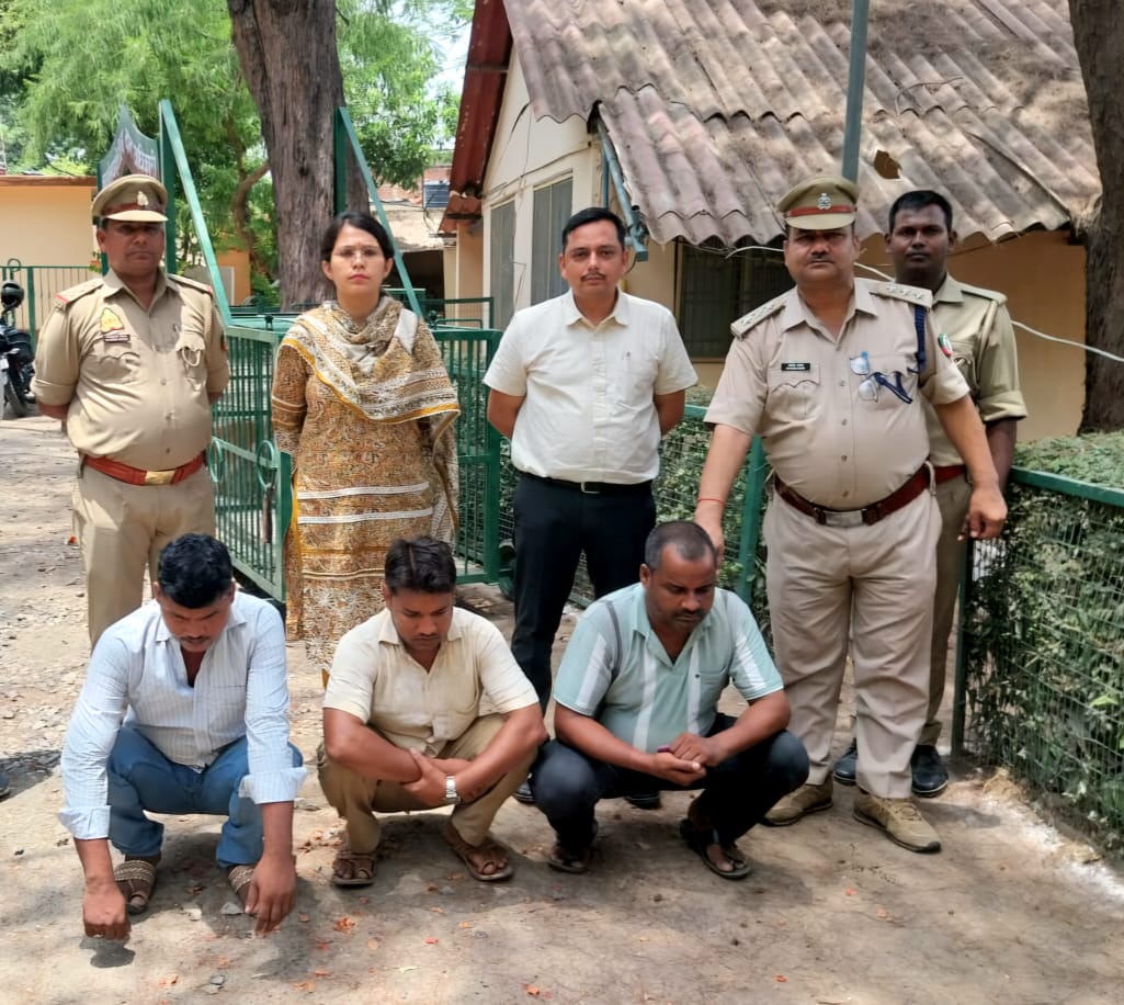 तस्करों के साथ वन विभाग की टीम तस्करों के साथ वन विभाग की टीम