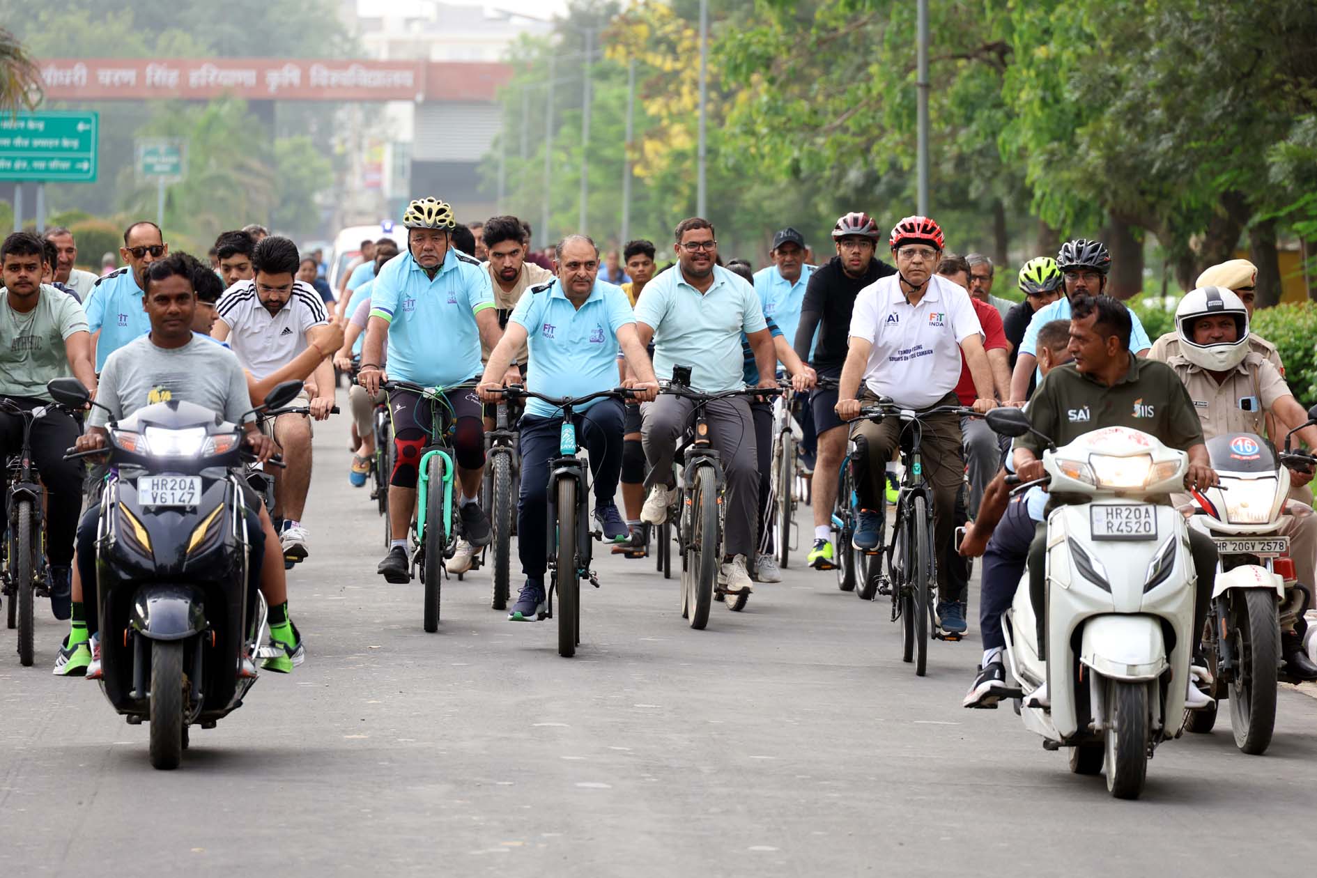 साईकिल रैली में प्रतिभागियों के साथ कुलपति प्रो. बीआर कम्बोज। साईकिल रैली में प्रतिभागियों के साथ कुलपति प्रो. बीआर कम्बोज।