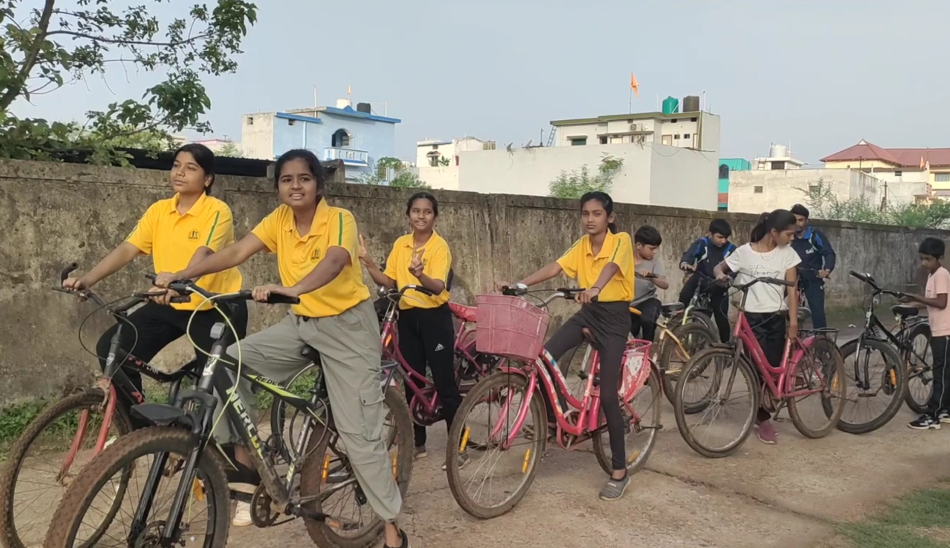 साईकिल चलाते हुए स्कूली बच्चे। साईकिल चलाते हुए स्कूली बच्चे।