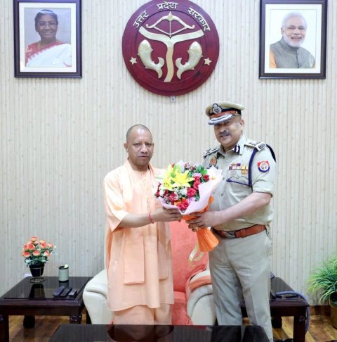 कार्यवाहक पुलिस महानिदेशक राजीव कृष्ण ने मुख्यमंत्री योगी आदित्यनाथ से की शिष्टाचार भेंट कार्यवाहक पुलिस महानिदेशक राजीव कृष्ण ने मुख्यमंत्री योगी आदित्यनाथ से की शिष्टाचार भेंट