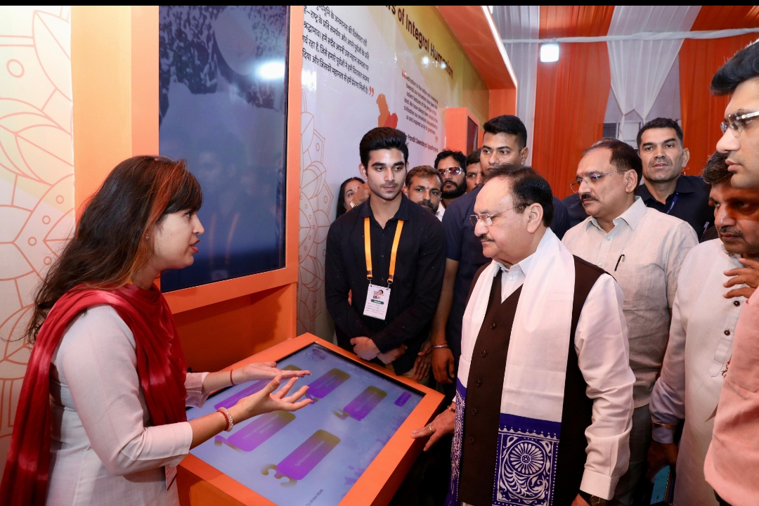 प्रदर्शनी का अवलोकन करते जेपी नड्डा प्रदर्शनी का अवलोकन करते जेपी नड्डा