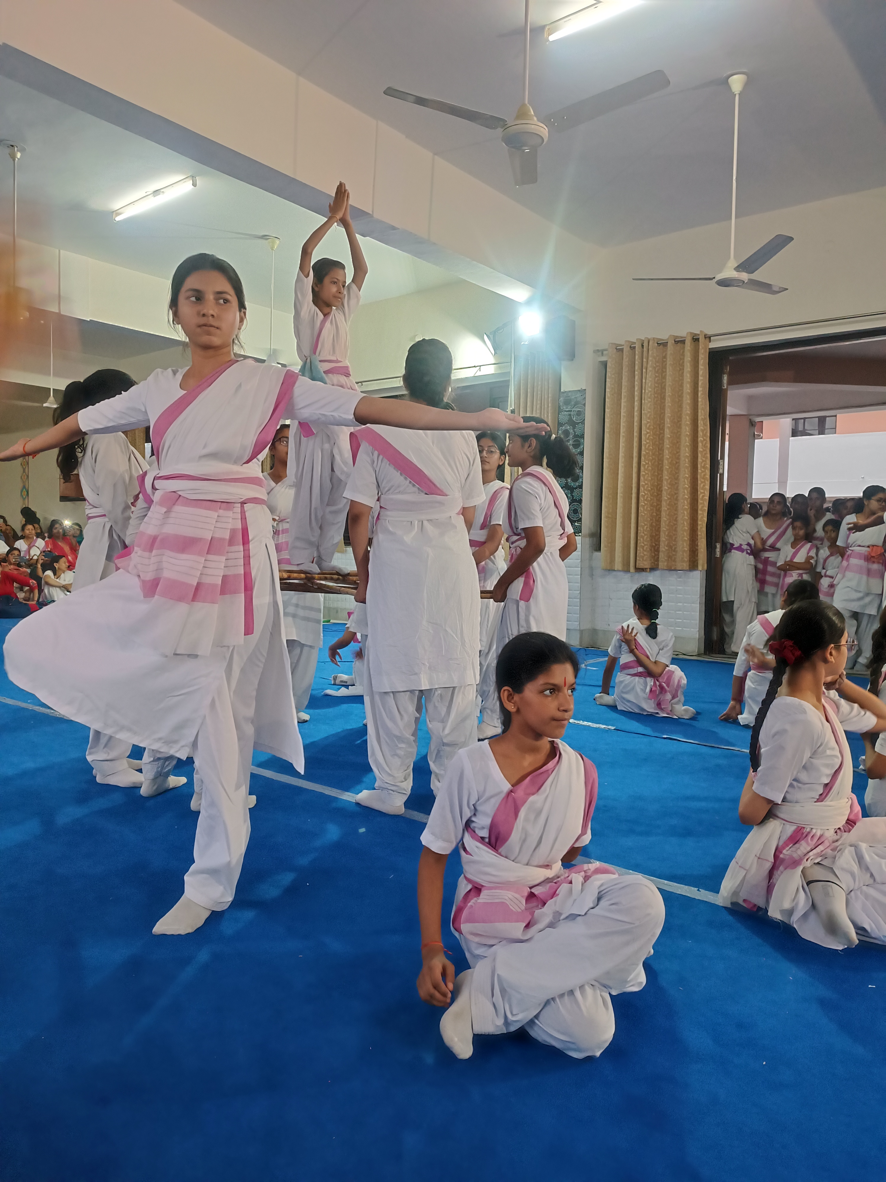 राष्ट्रीय सेविका समिति के शिक्षा वर्ग समापन समारोह में मंच पर उपस्थित अधिकारी गण