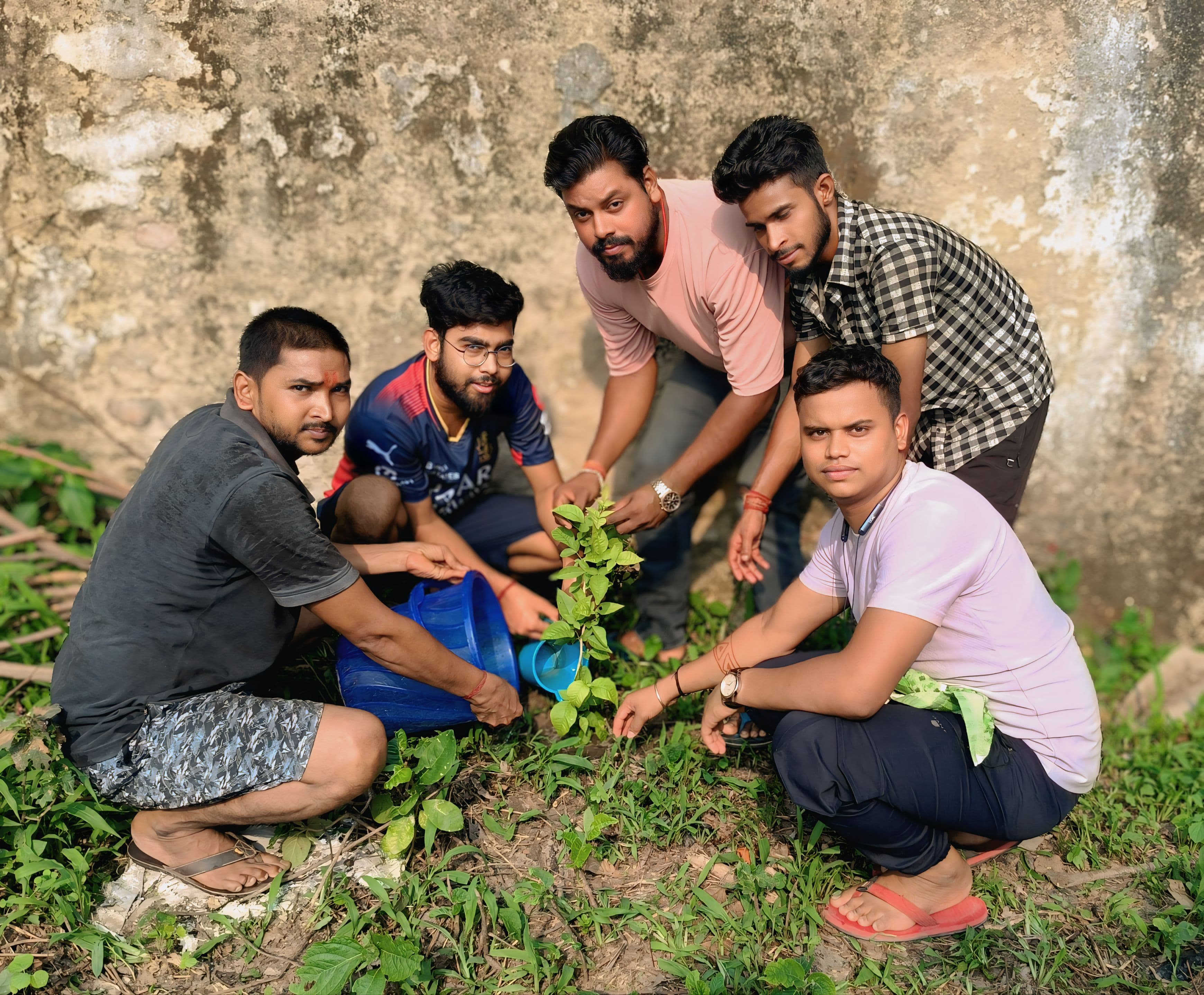पौधा लगाते लोग