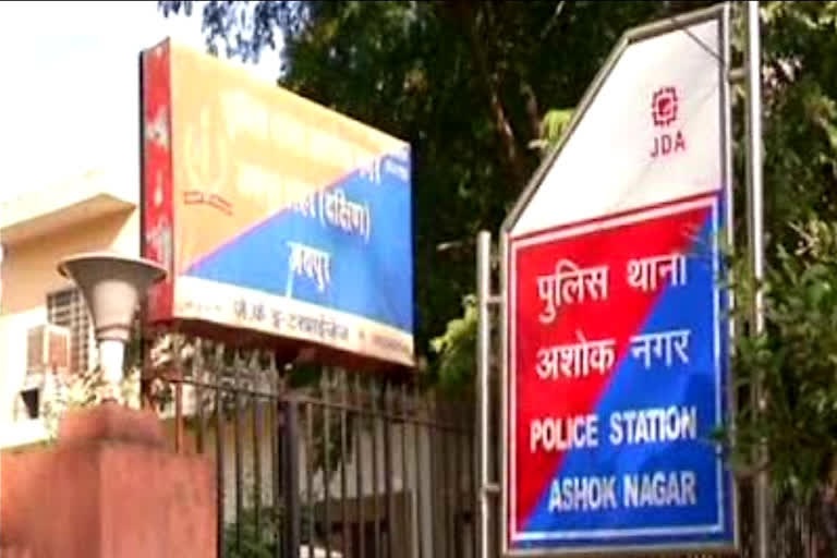 मंत्री और आईएएस के खिलाफ पोस्टर लगाने पर निगम ने करवाया मामला दर्ज मंत्री और आईएएस के खिलाफ पोस्टर लगाने पर निगम ने करवाया मामला दर्ज