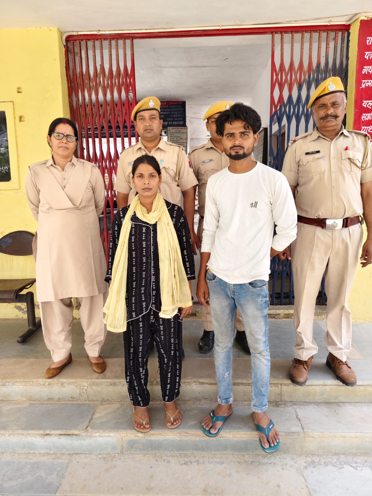 चित्तौड़गढ़ की डूंगला पुलिस ने लुटेरी दुल्हन व उसके पति को पकड़ा। चित्तौड़गढ़ की डूंगला पुलिस ने लुटेरी दुल्हन व उसके पति को पकड़ा।