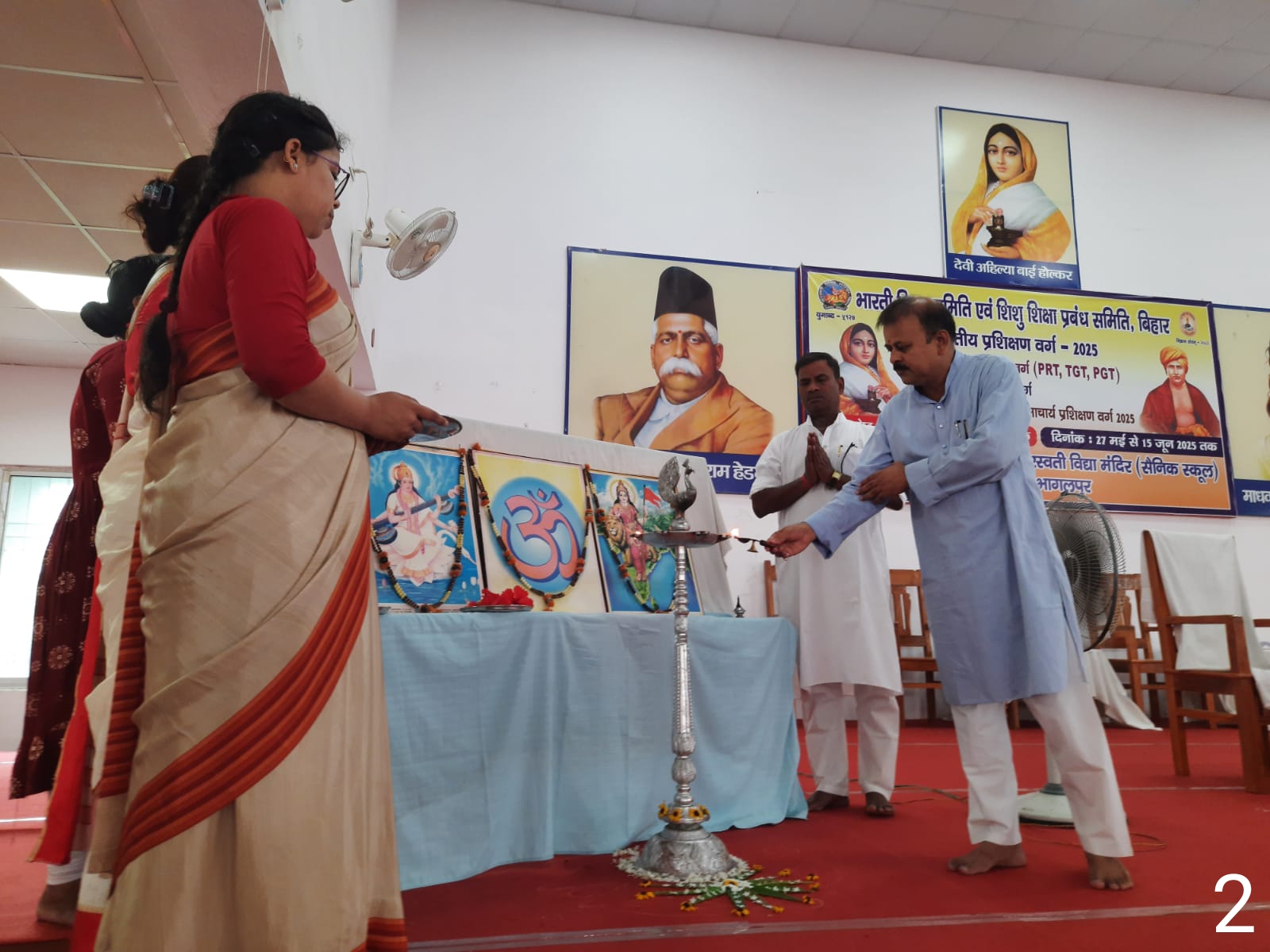उद्घाटन करते अतिथि उद्घाटन करते अतिथि
