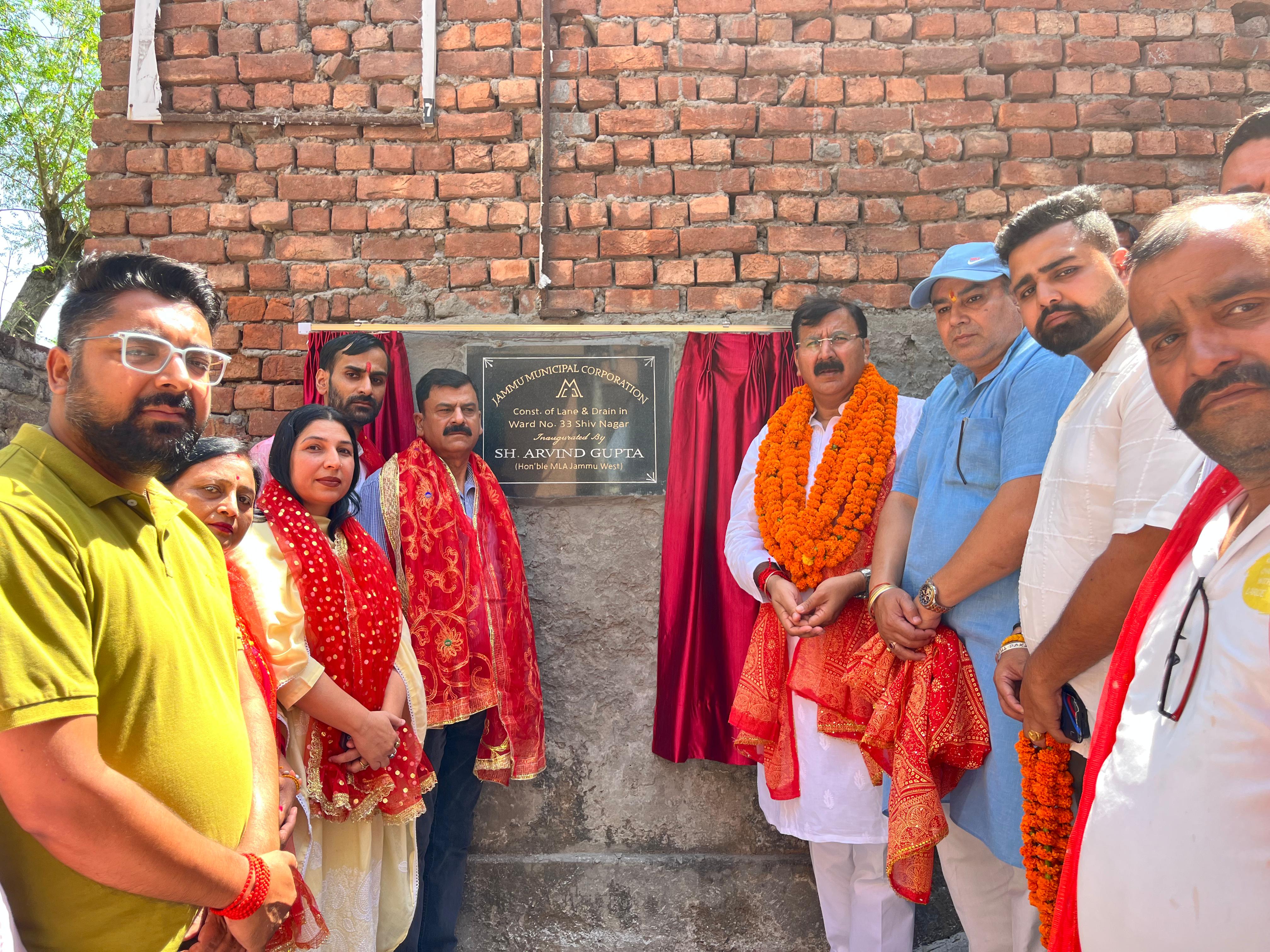 शिव नगर में नवनिर्मित गली और नाली के कार्य का उद्घाटन किया