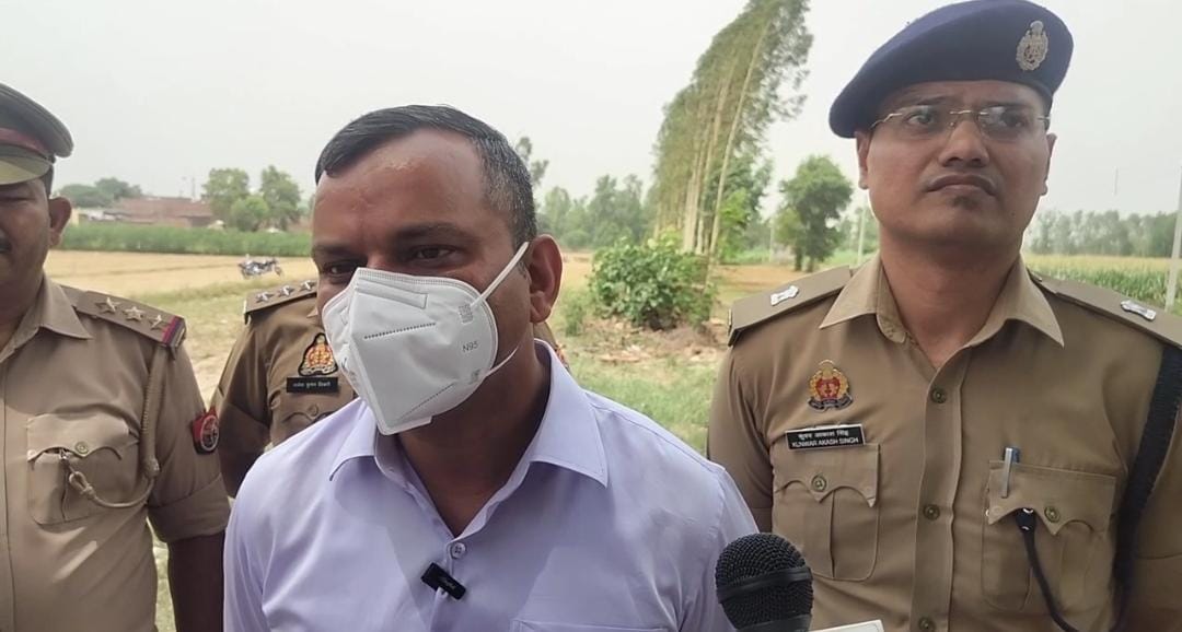 थाना मैनाठेर क्षेत्र स्थित मक्का के खेत में मिला नाबालिग लड़की का शव मिलने के बाद जानकारी देते हैं एसएसपी। थाना मैनाठेर क्षेत्र स्थित मक्का के खेत में मिला नाबालिग लड़की का शव मिलने के बाद जानकारी देते हैं एसएसपी।