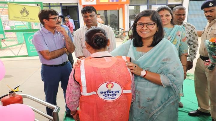 कलेक्टर ने शक्ति दीदी को सौंपी फ्यूल डिलेवरी की जिम्मेदारी कलेक्टर ने शक्ति दीदी को सौंपी फ्यूल डिलेवरी की जिम्मेदारी
