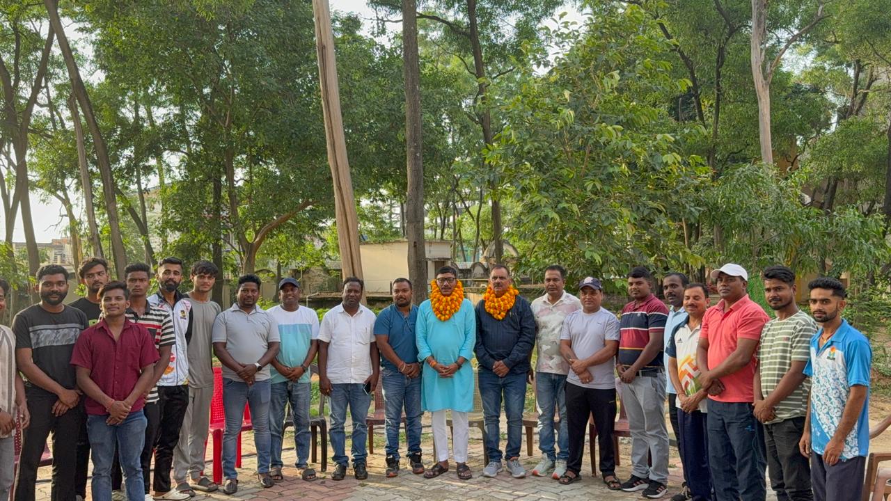 सम्मान के बाद आलोक दुबे और राजेश गुप्ता