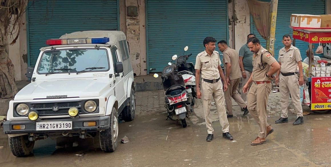 वारदात के बाद घटनास्थल पर जांच करती पुलिस।