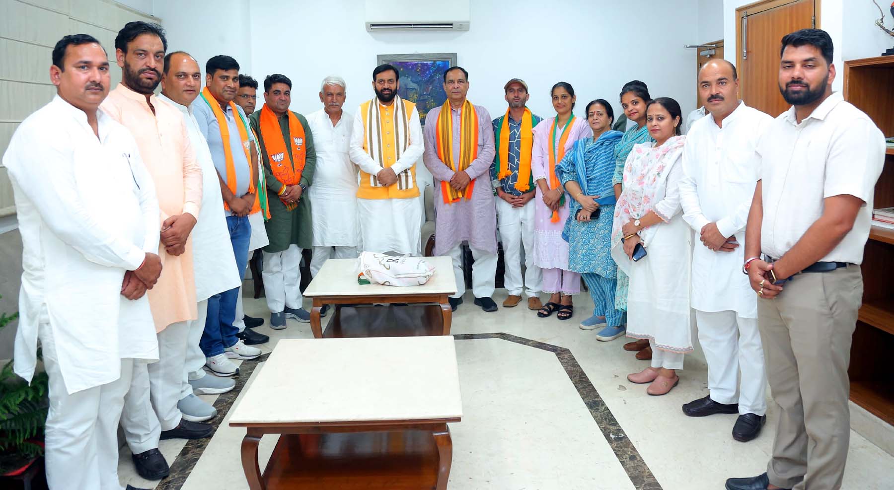 गुरुग्राम में मुख्यमंत्री नायब सैनी की मौजूदगी में भाजपा में शामिल होते मानेसर नगर निगम के सात पार्षद।