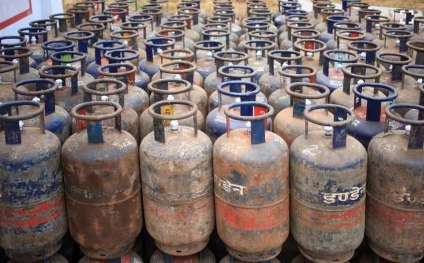कॉमर्शियल गैस सिलेंडर को सस्ता किया गया