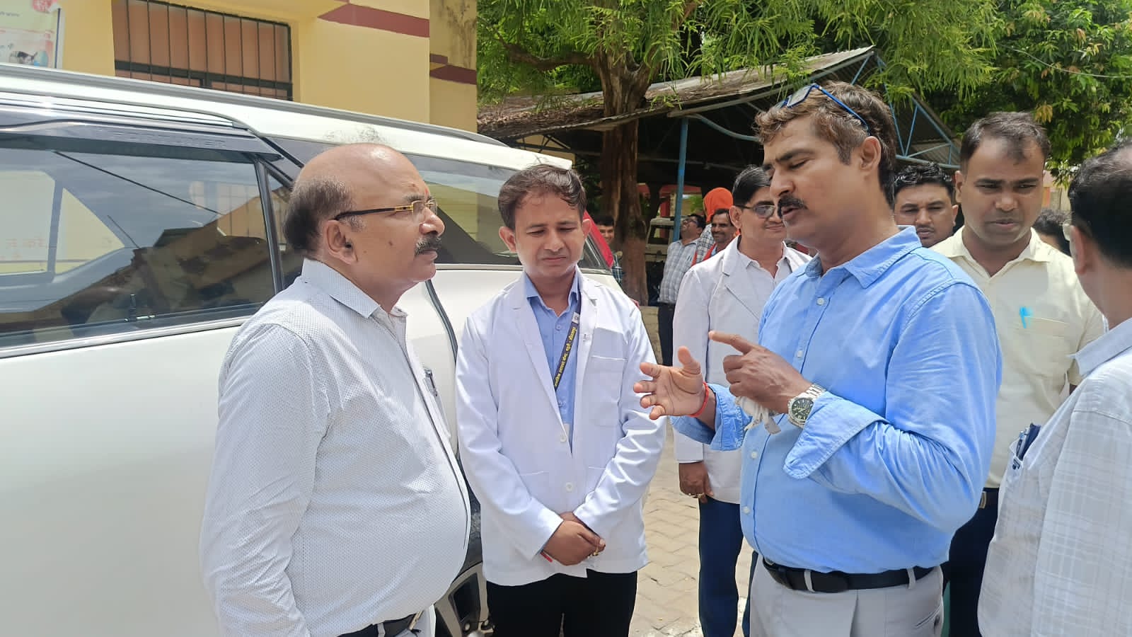 पीएचसी पड़री के निरीक्षण के दौरान अस्पताल स्टॉफ से जानकारी लेते विशेष सचिव। पीएचसी पड़री के निरीक्षण के दौरान अस्पताल स्टॉफ से जानकारी लेते विशेष सचिव।