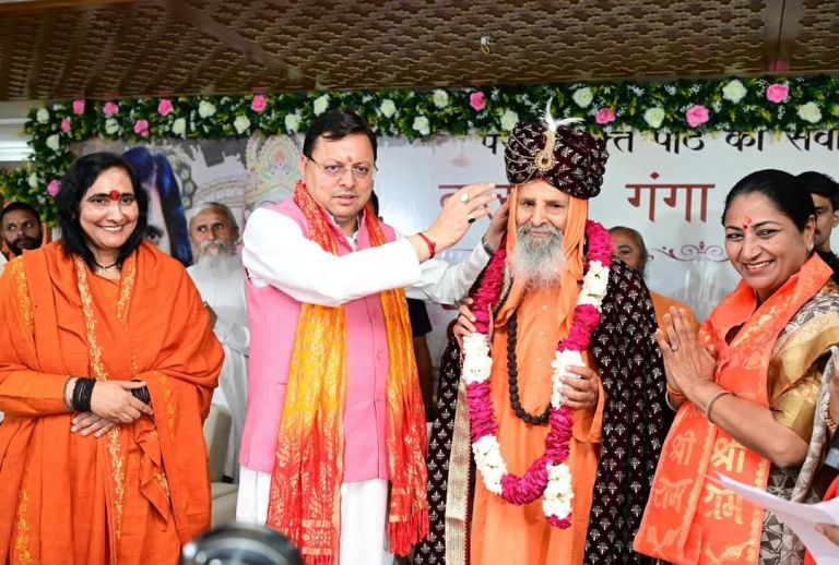 ऋतंभरा के गुरु स्वामी परमानंद को पगड़ी पहनते हुए ऋतंभरा के गुरु स्वामी परमानंद को पगड़ी पहनते हुए