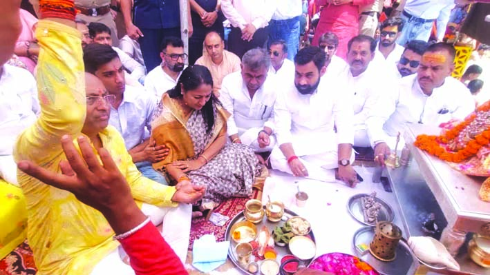 परिवार संग गंगा पूजन करती रेखा गुप्ता परिवार संग गंगा पूजन करती रेखा गुप्ता