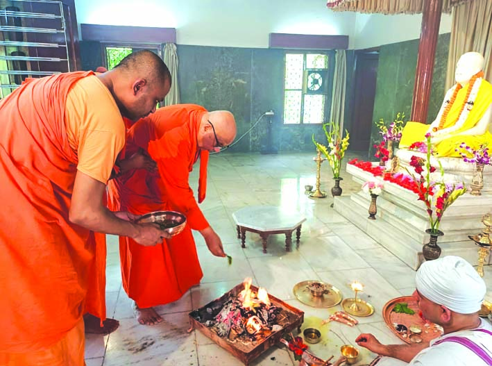 स्थापना दिवस पर पूजा अर्चना करते हुए स्थापना दिवस पर पूजा अर्चना करते हुए