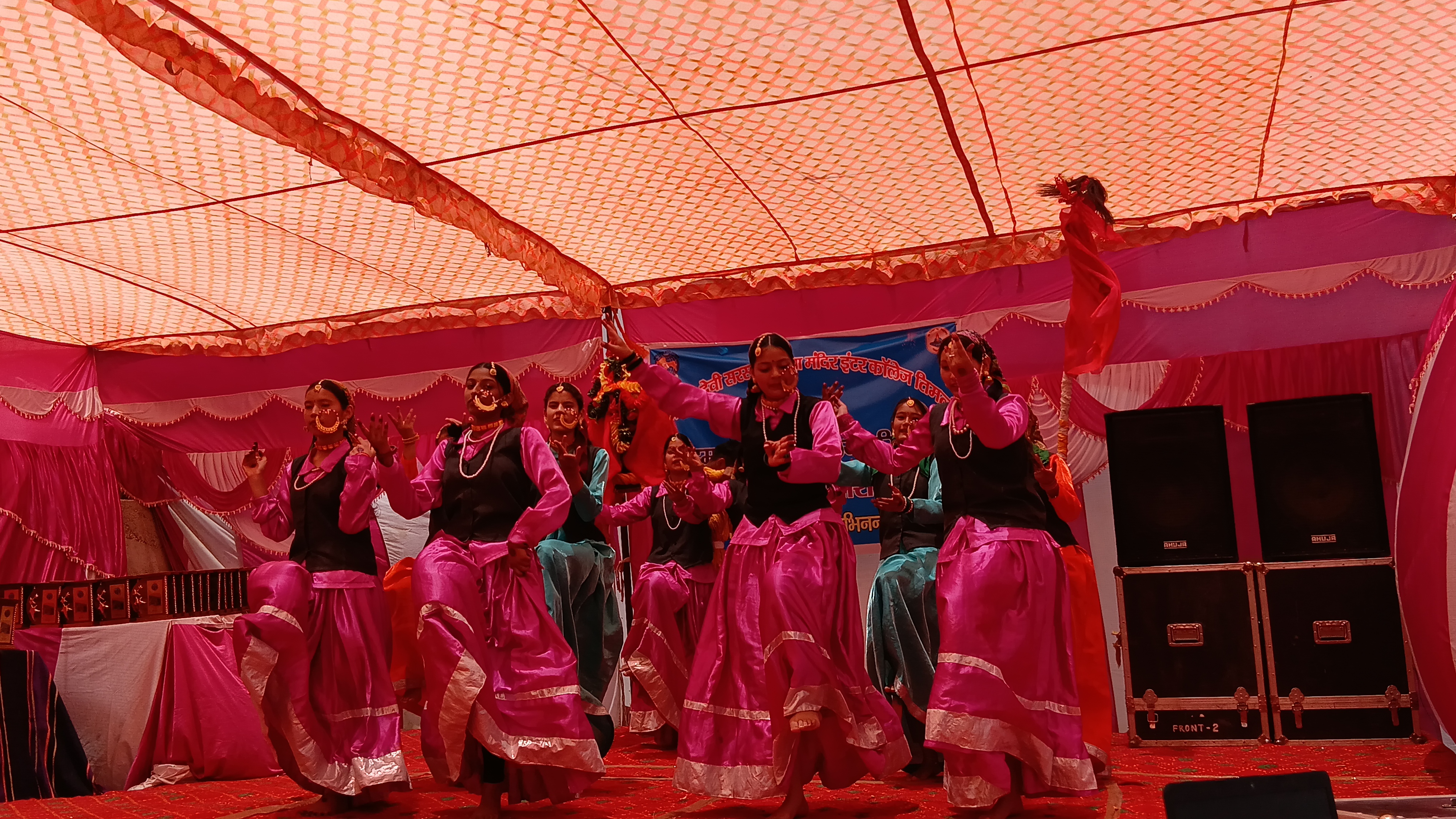 सांस्कृतिक कार्यक्रम की प्रस्तुति देती छात्राएं सांस्कृतिक कार्यक्रम की प्रस्तुति देती छात्राएं