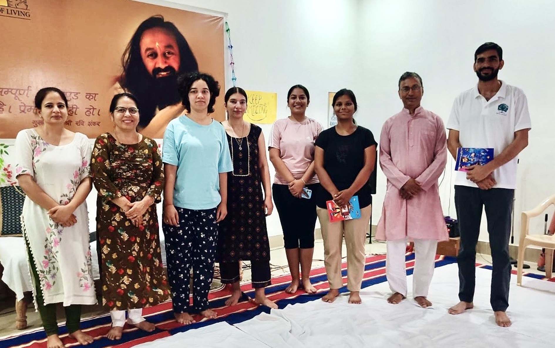 हैप्पीनेस कार्यक्रम में उपस्थित आयोजक व अन्य। हैप्पीनेस कार्यक्रम में उपस्थित आयोजक व अन्य।