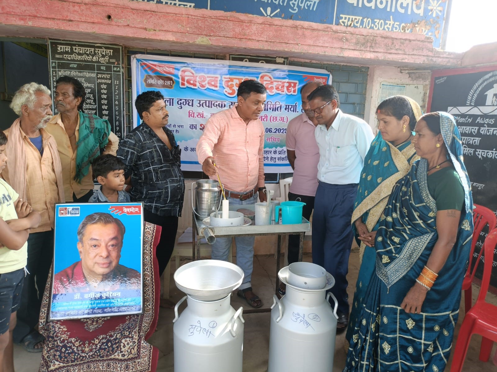 दुग्ध संग्राहक समितियों में हुए शिविर-संगोष्ठियां में शामिल महिलाएं व लोग।
