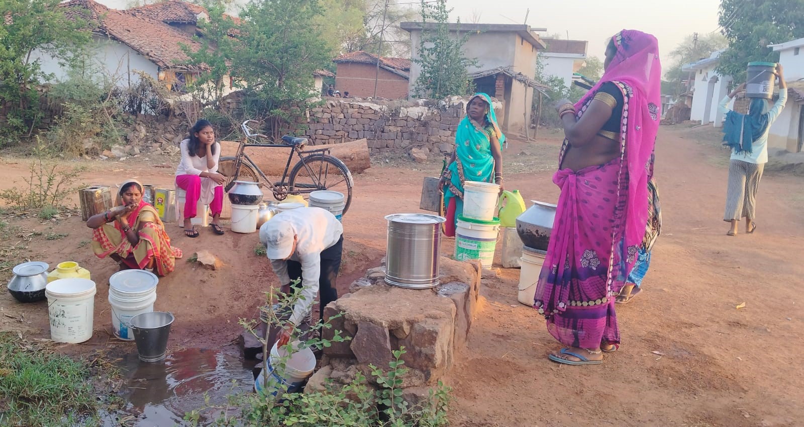 सार्वजनिक टेपनल में पानी लेने के लिए लगी ग्रामीणों की भीड़। सार्वजनिक टेपनल में पानी लेने के लिए लगी ग्रामीणों की भीड़।