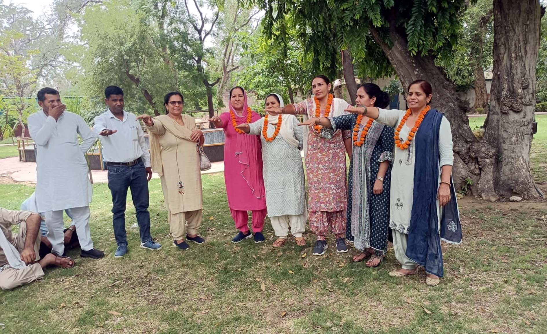 बहुउद्देश्यीय स्वास्थ्य महिला कर्मचारी संघ के नवनिर्वाचित पदाधिकारी शपथ ग्रहण करते हुए। बहुउद्देश्यीय स्वास्थ्य महिला कर्मचारी संघ के नवनिर्वाचित पदाधिकारी शपथ ग्रहण करते हुए।