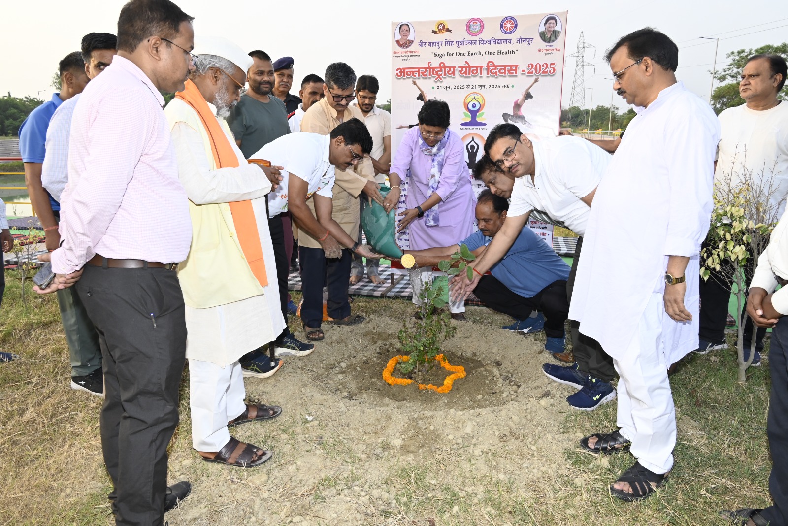 पौधारोपण करते हुए कुलपति पौधारोपण करते हुए कुलपति