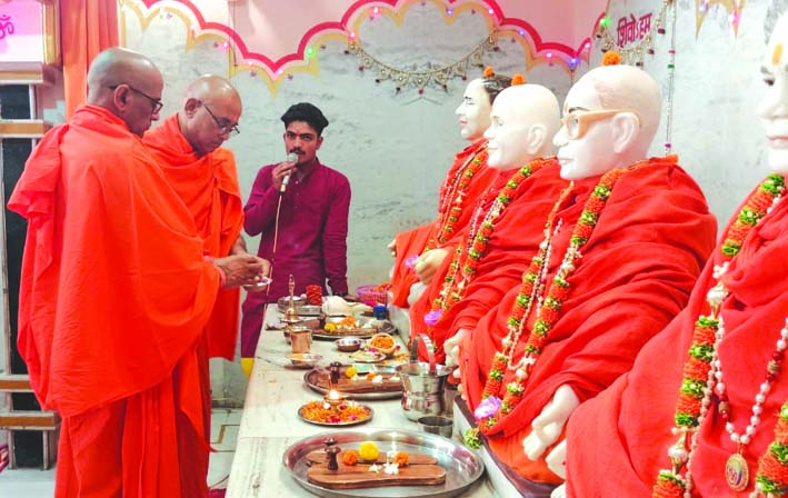 कार्यक्रम के दौरान गुरु पूजन करते हुए कार्यक्रम के दौरान गुरु पूजन करते हुए