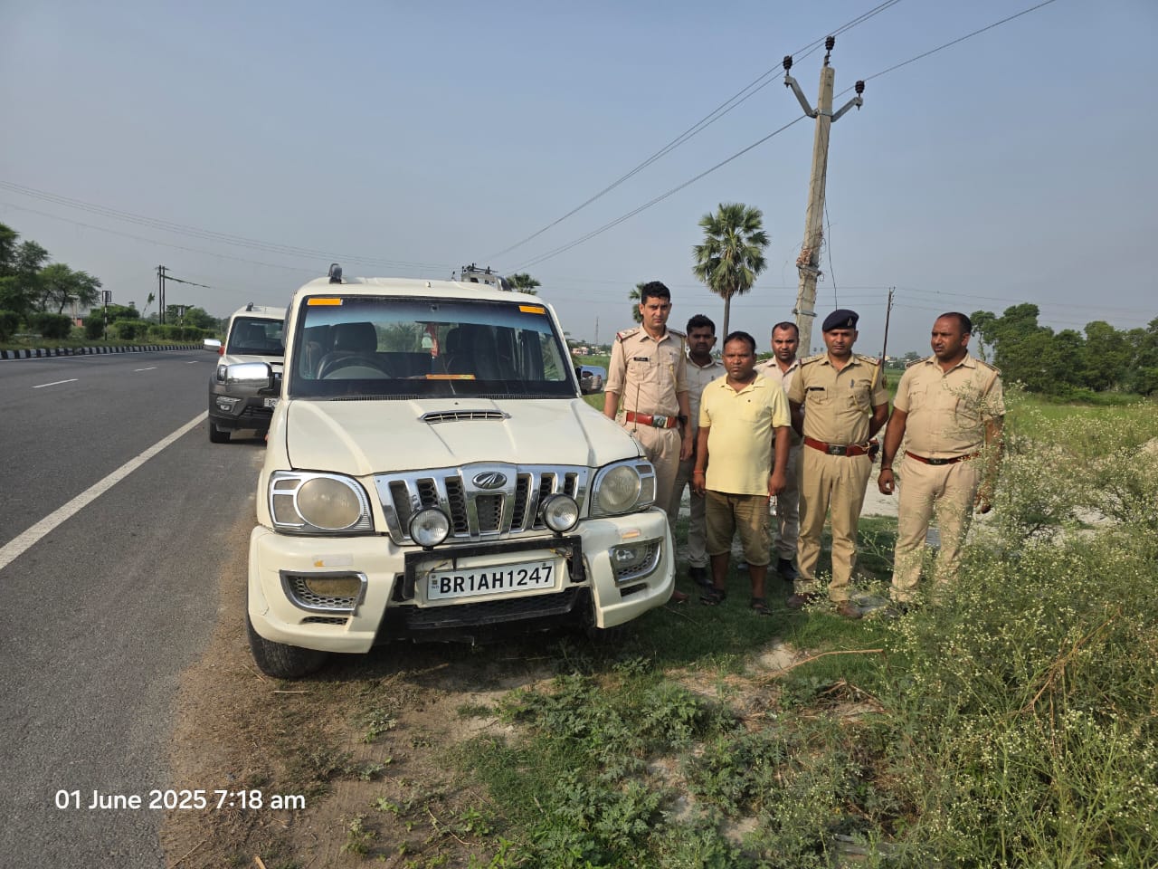 चोरी के स्कार्पियो के साथ चोर गिरोह के सदस्य चोरी के स्कार्पियो के साथ चोर गिरोह के सदस्य