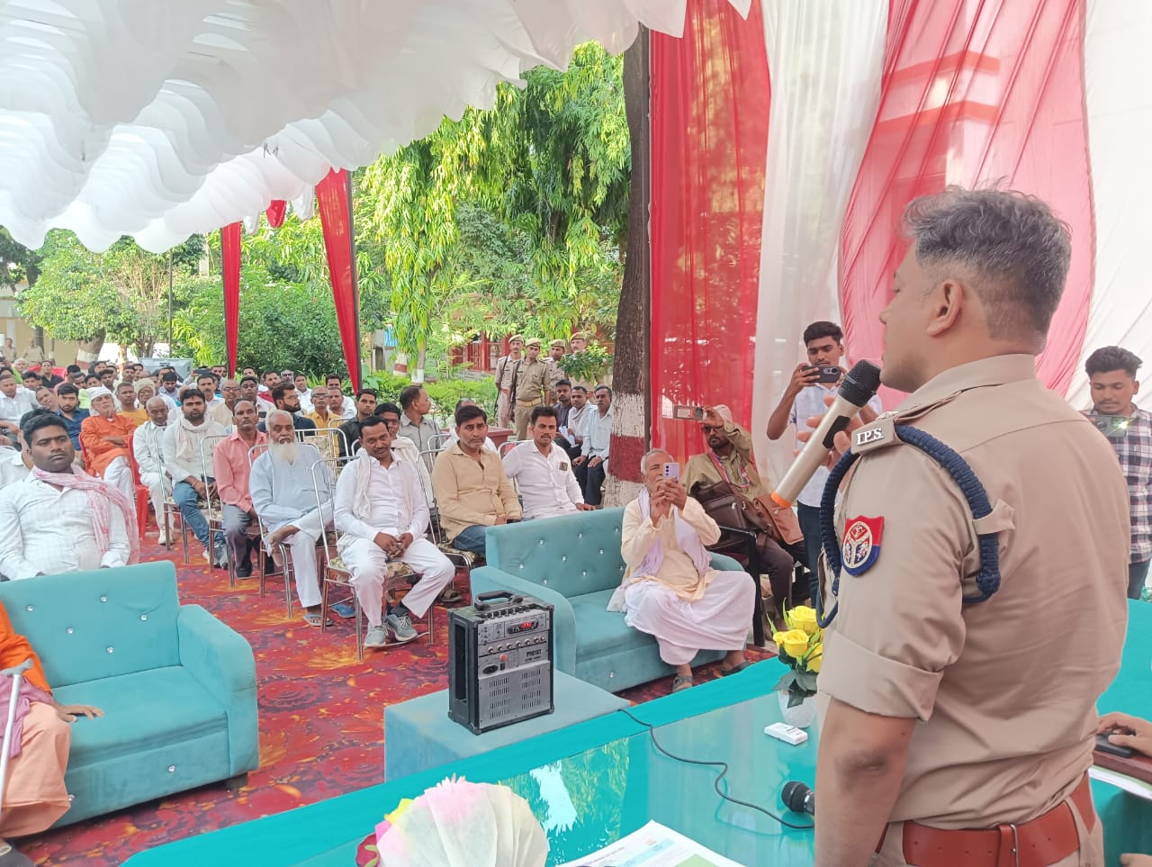 चौपाल को संबोधित करते हुए पुलिस अधीक्षक डॉ कौस्तुभ चौपाल को संबोधित करते हुए पुलिस अधीक्षक डॉ कौस्तुभ