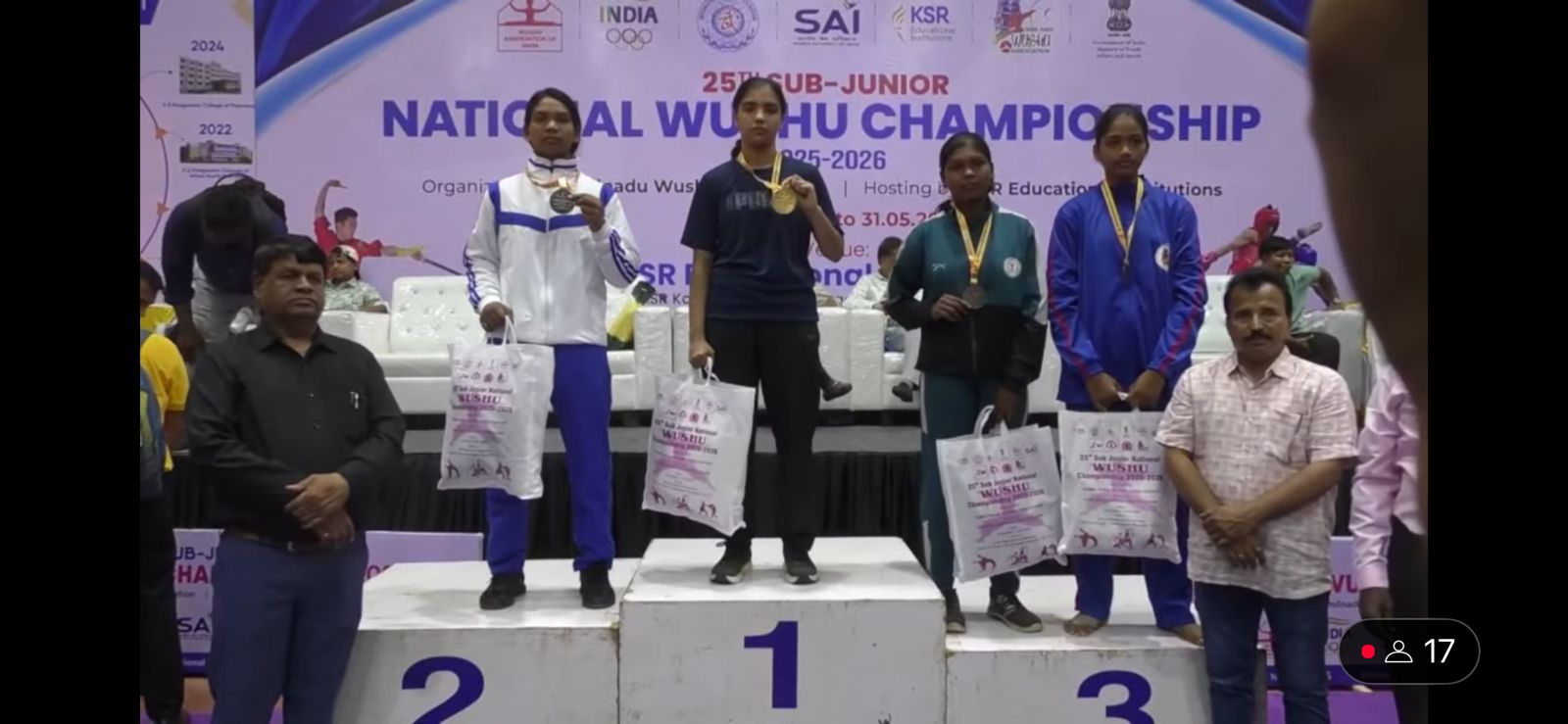 रिद्धिमा कौशिक गोल्ड मैडल जीतने के बाद रिद्धिमा कौशिक गोल्ड मैडल जीतने के बाद