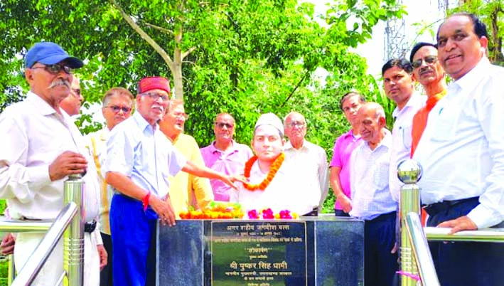 श्रद्धासुमन अर्पित करते हुए श्रद्धासुमन अर्पित करते हुए