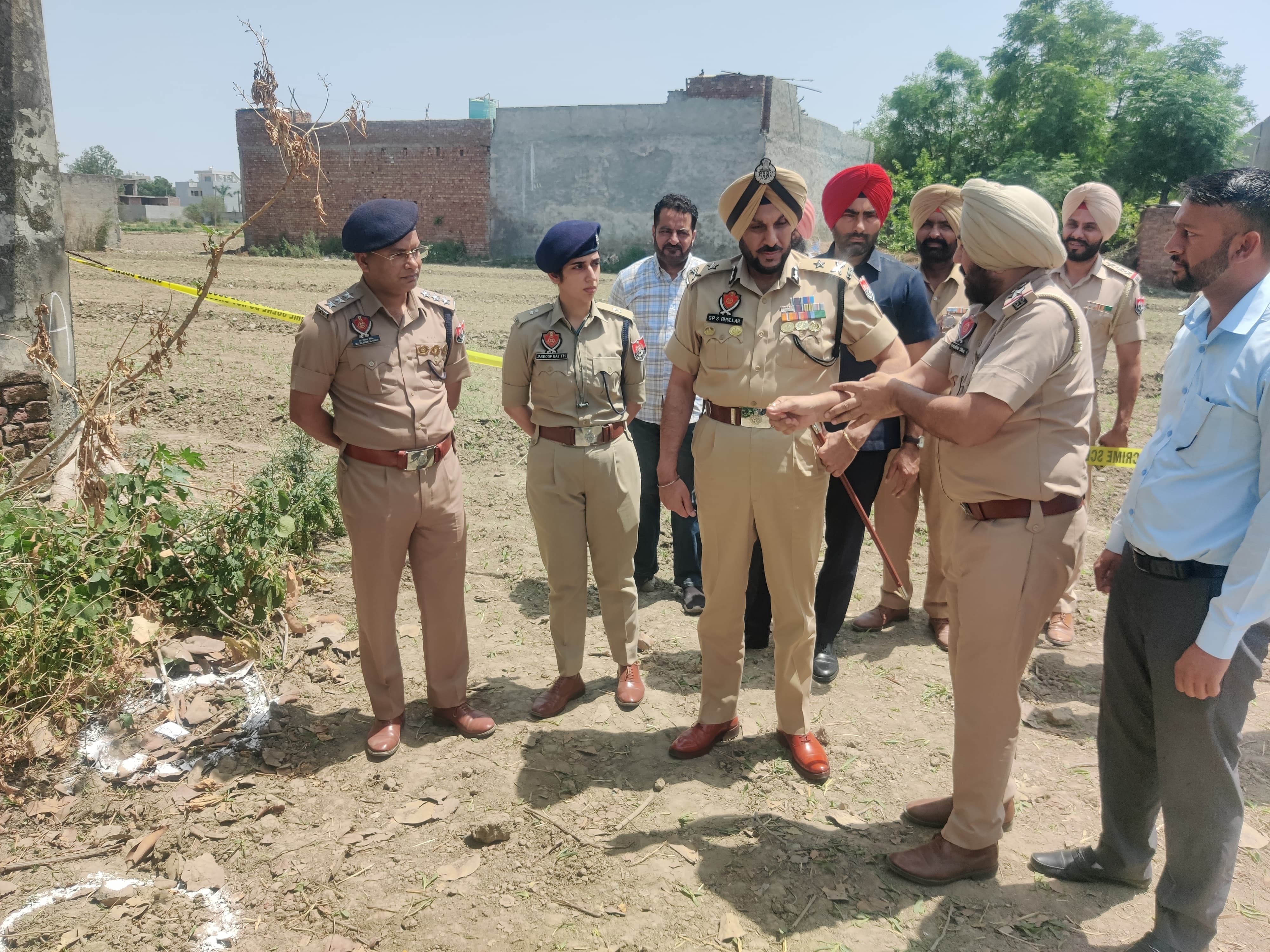 अमृतसर पुलिस आयुक्त घटनास्थल का दाैरा करते हुए अमृतसर पुलिस आयुक्त घटनास्थल का दाैरा करते हुए