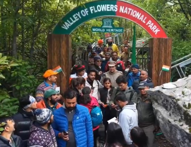 फूलों की घाटी के खुलने पर घाटी को रवाना होता पहला दल। फूलों की घाटी के खुलने पर घाटी को रवाना होता पहला दल।
