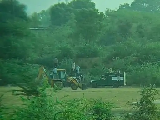 टाइगर को ट्रेंक्युलाइज करती टीम। टाइगर को ट्रेंक्युलाइज करती टीम।