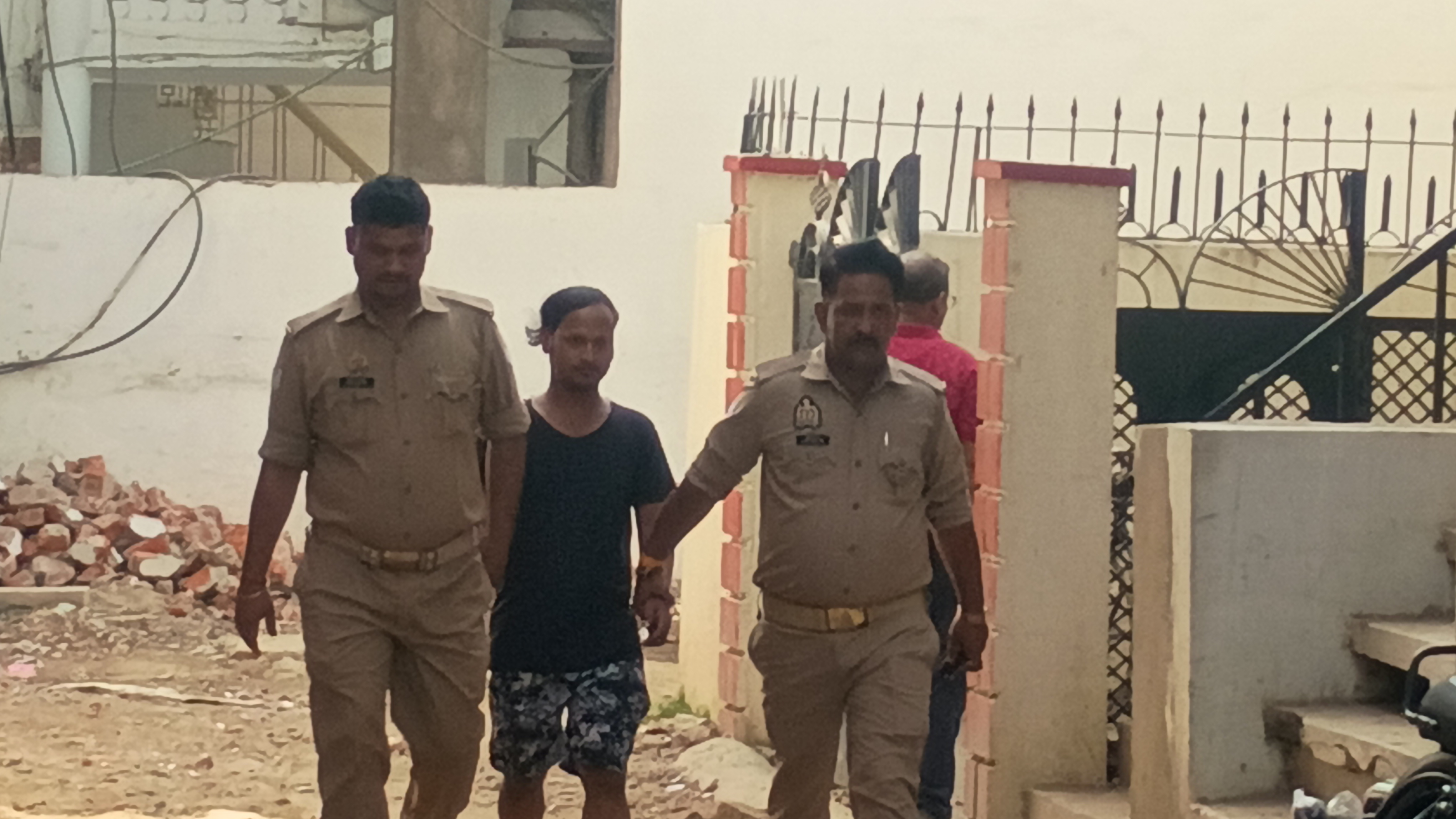 गिरफ्तार आरोपीत पुरूष १ गिरफ्तार आरोपीत पुरूष १