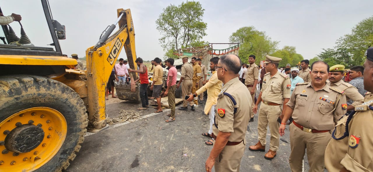 हादसे के बाद माैके पर पुलिस रेस्क्यू करती हुई हादसे के बाद माैके पर पुलिस रेस्क्यू करती हुई