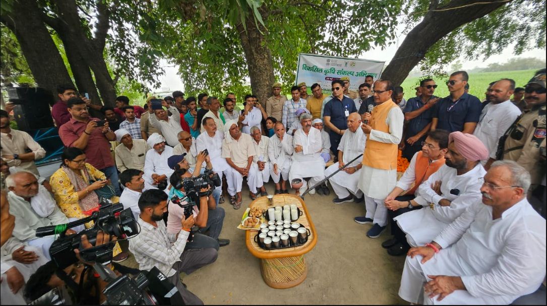 किसानों से संवाद करते शिवराज सिंह चौहान किसानों से संवाद करते शिवराज सिंह चौहान