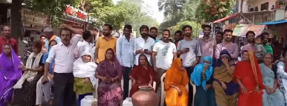 सड़क पर उतरे लोग,मटके फोड़कर किया चक्काजाम सड़क पर उतरे लोग,मटके फोड़कर किया चक्काजाम