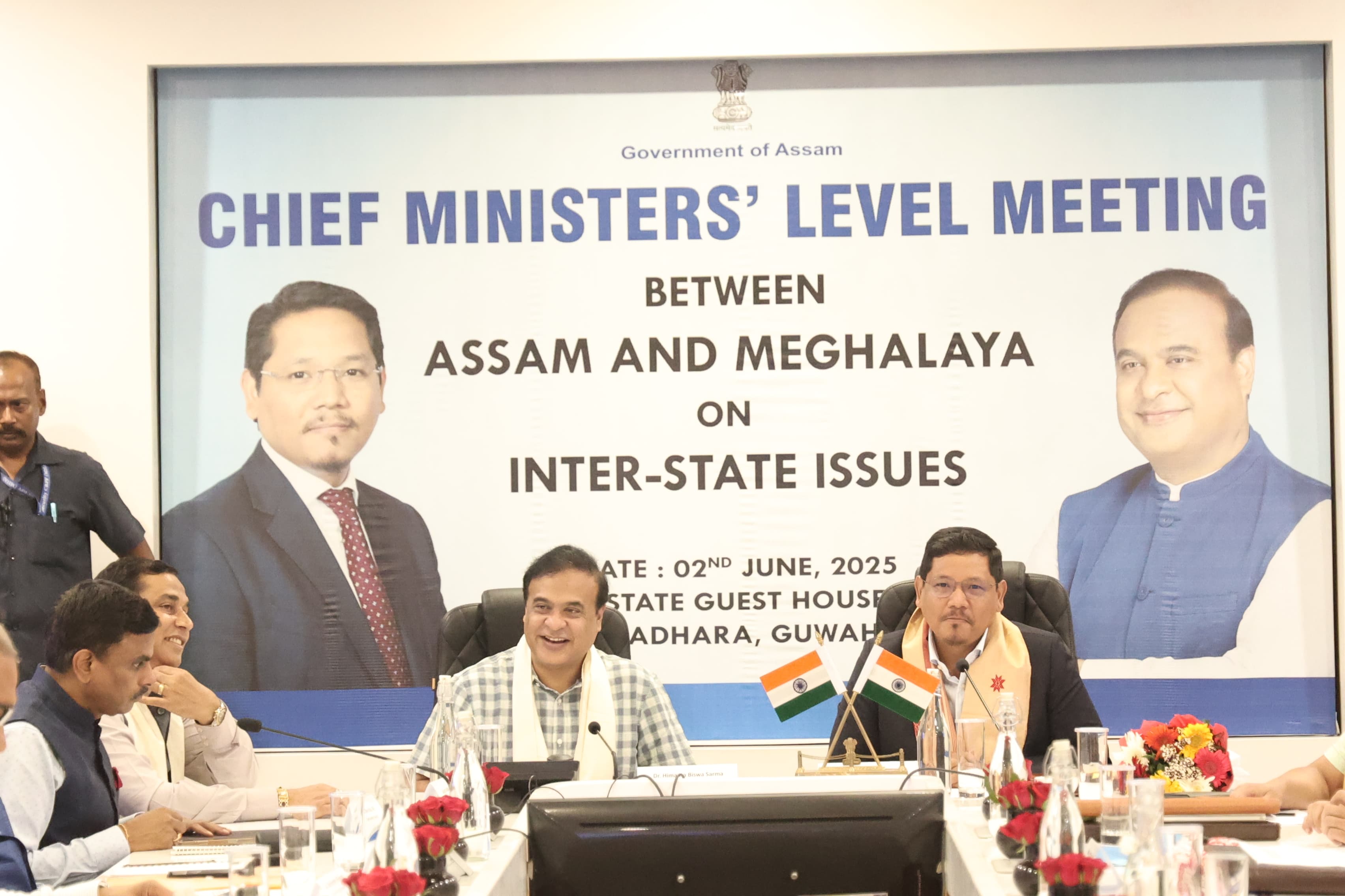 असम और मेघालय के मुख्यमंत्री गुवाहाटी में विभिन्न मुद्दों पर चर्चा करते असम और मेघालय के मुख्यमंत्री गुवाहाटी में विभिन्न मुद्दों पर चर्चा करते