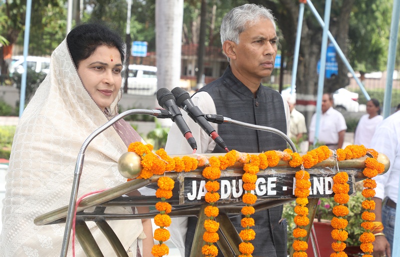राष्ट्र-गीत वंदे-मातरम एवं राष्ट्र-गान जन-गण-मन का सामूहिक गायन राष्ट्र-गीत वंदे-मातरम एवं राष्ट्र-गान जन-गण-मन का सामूहिक गायन