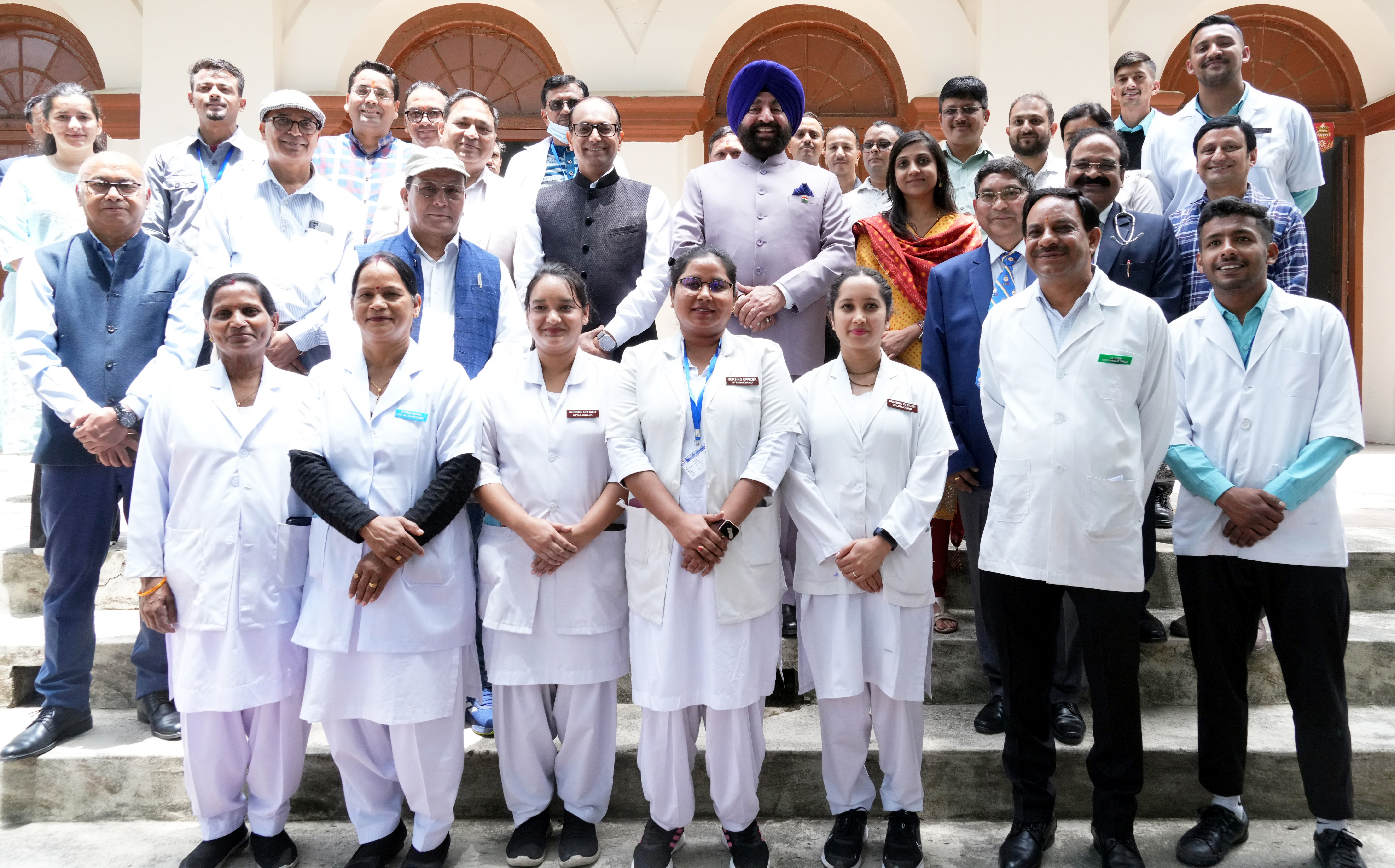 नैनीताल राजभवन में आयोजित स्वास्थ्य शिविर के प्रतिभागी चिकित्सक एवं चिकित्सा कर्मी।