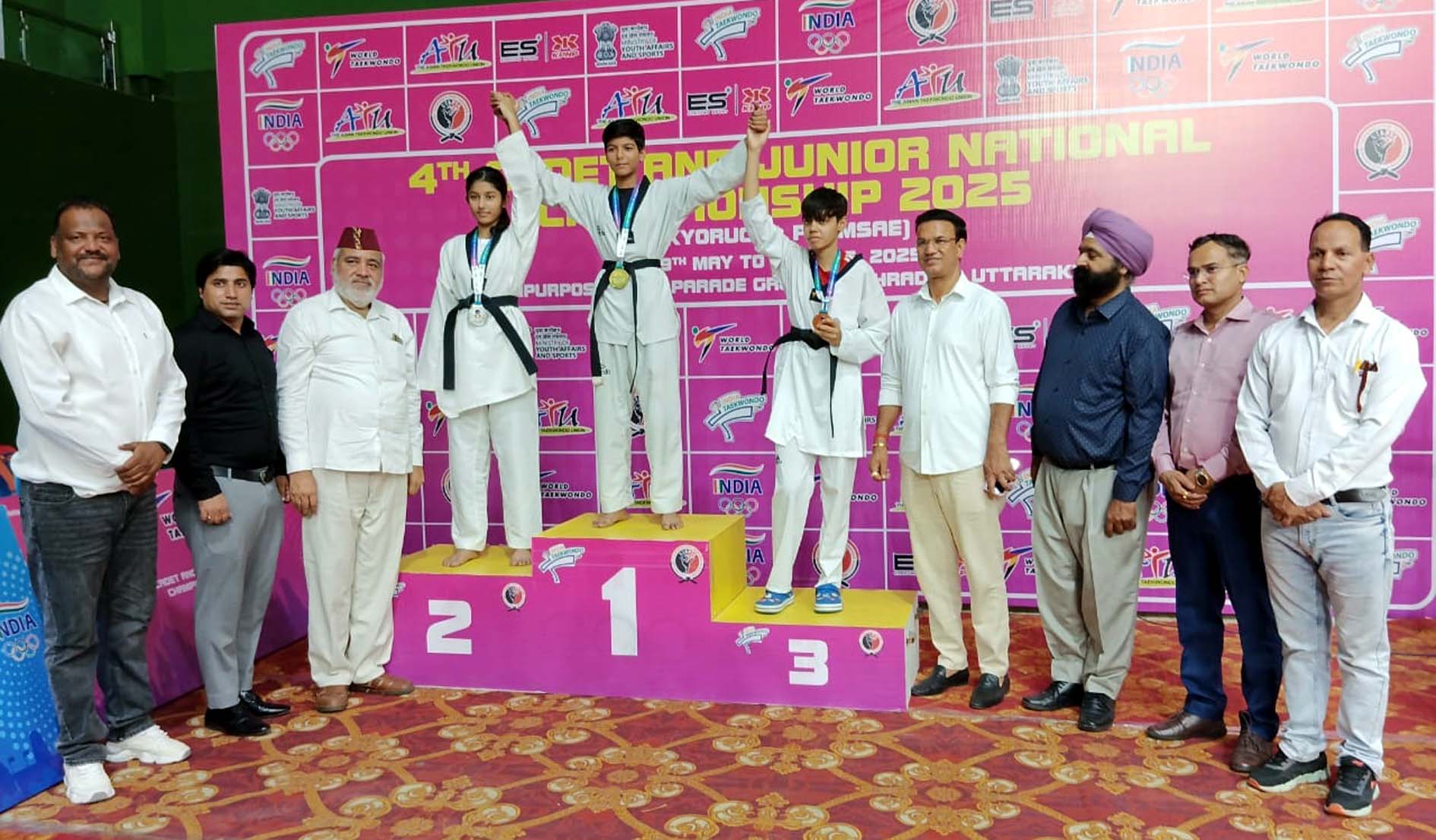 स्वर्ण पदक जीतने वाली रिया को सम्मानित करते आयोजक। स्वर्ण पदक जीतने वाली रिया को सम्मानित करते आयोजक।