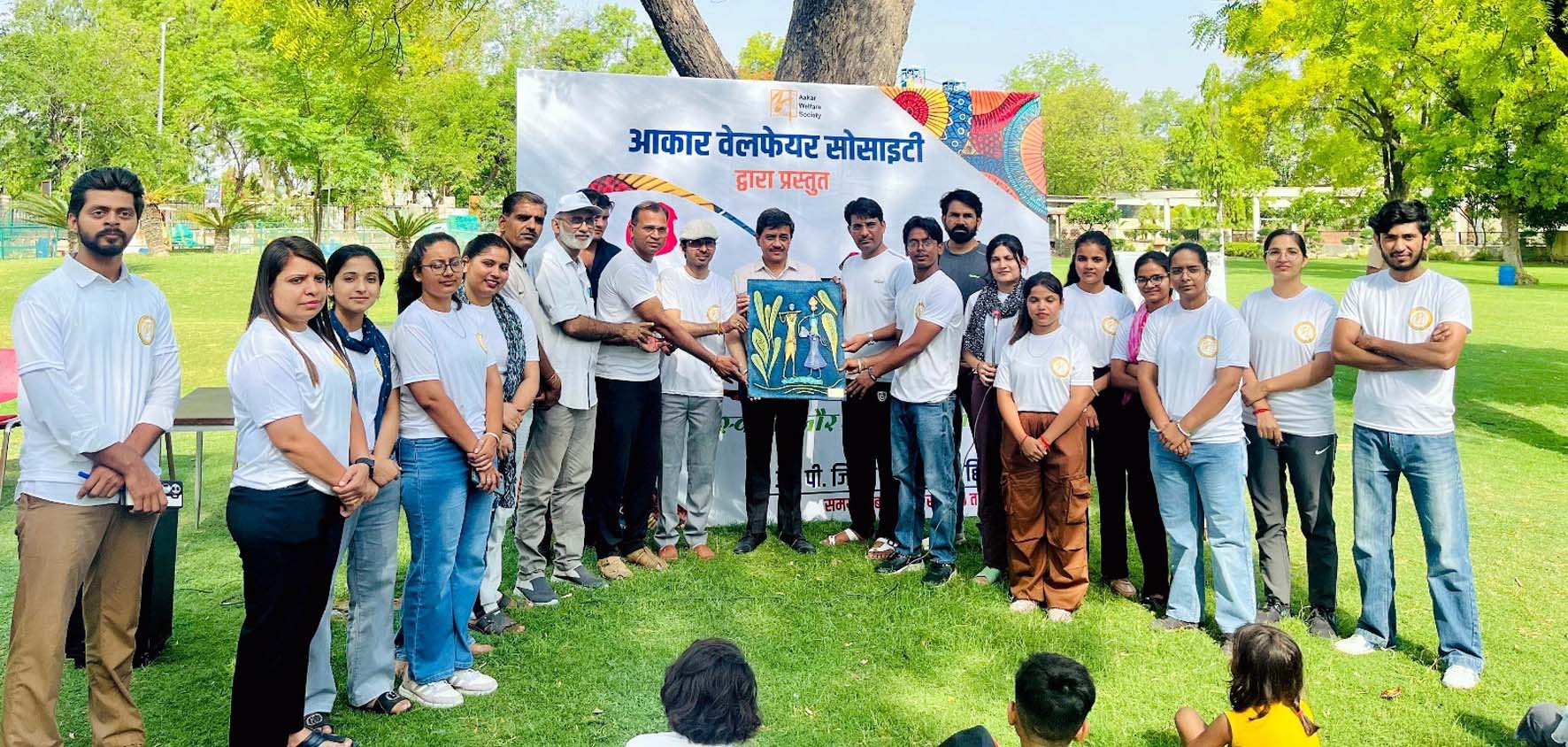 मुख्य अतिथि का स्वागत करते आयोजक। मुख्य अतिथि का स्वागत करते आयोजक।