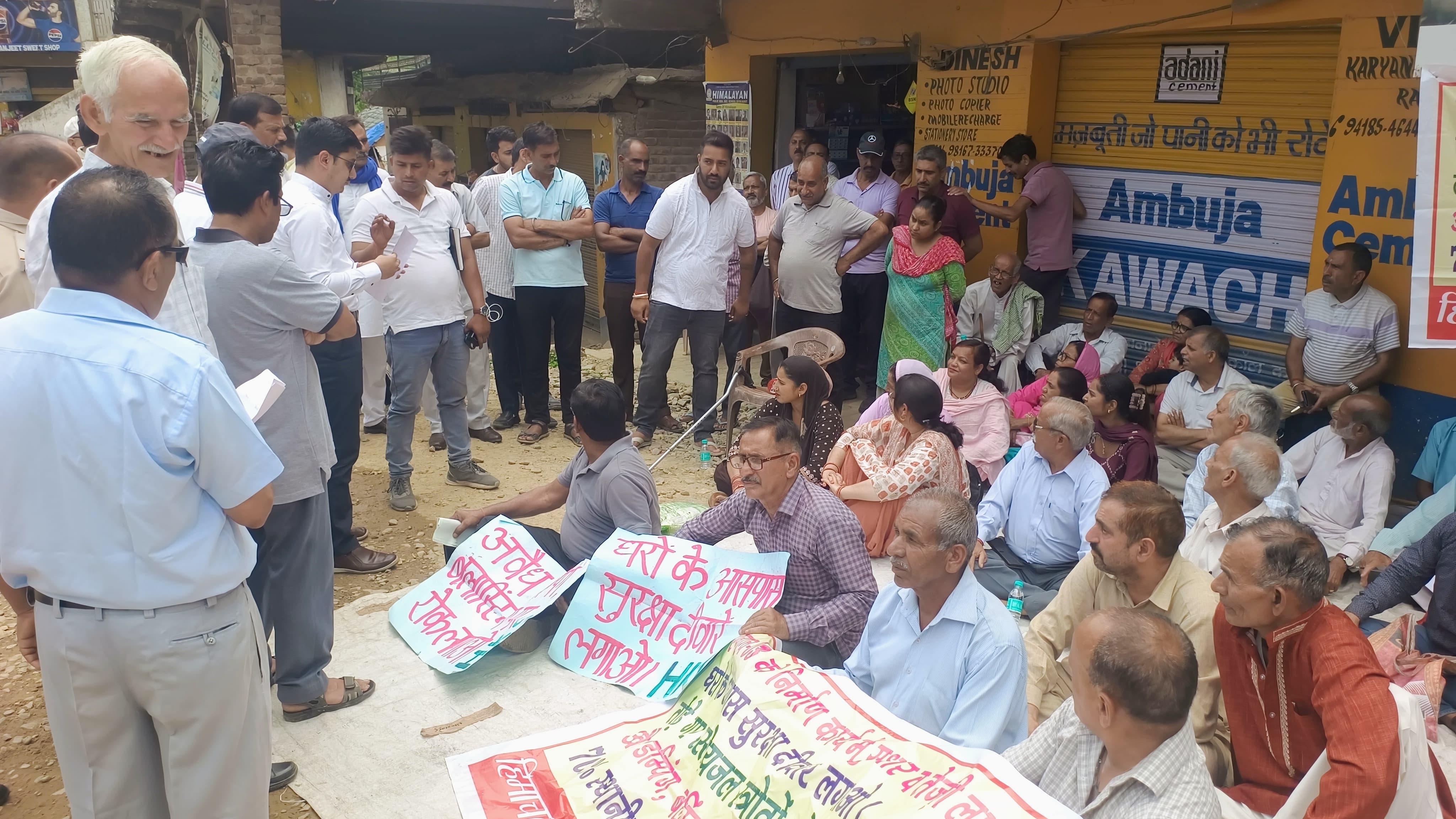 निर्माण कंपनी के खिलाफ प्रदर्शन करते ग्रामीण निर्माण कंपनी के खिलाफ प्रदर्शन करते ग्रामीण