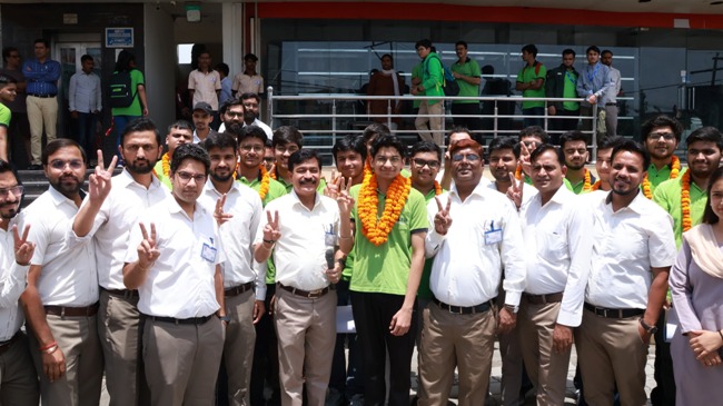 ऐलन के टाॅपर केशव व अन्य सफल छात्राें के साथ शिक्षक। ऐलन के टाॅपर केशव व अन्य सफल छात्राें के साथ शिक्षक।