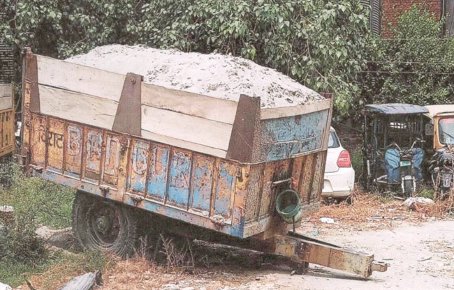 सोनीपत: पुलिस द्वारा जब्त की गई ट्रॉली मुरथल थाने में सोनीपत: पुलिस द्वारा जब्त की गई ट्रॉली मुरथल थाने में